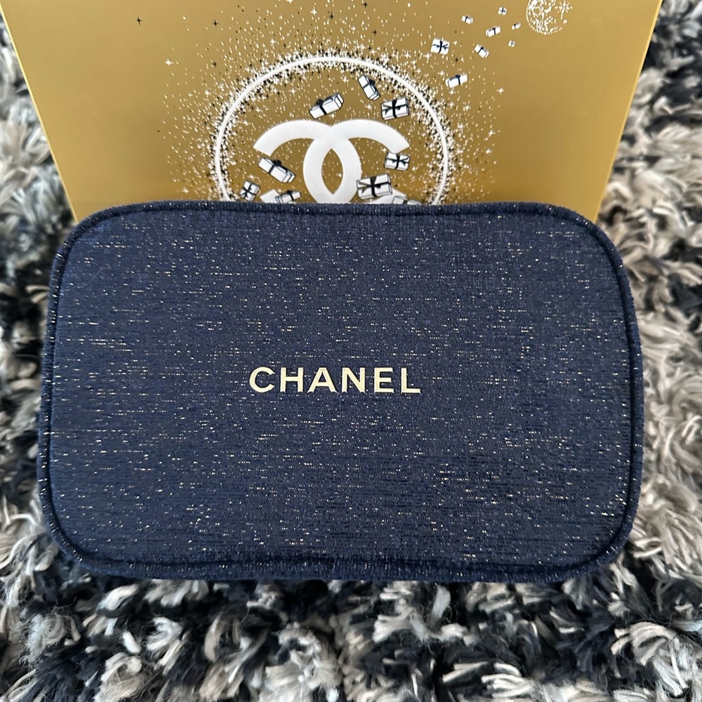 Chanel A Sight to See Mascara Holiday Makeup Set - Picture 3 of 3